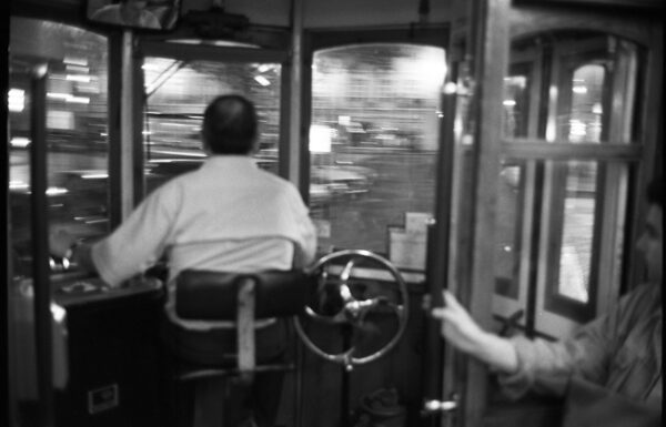 Un chauffeur de tramway à Lisbonne. Portugal. 1998.