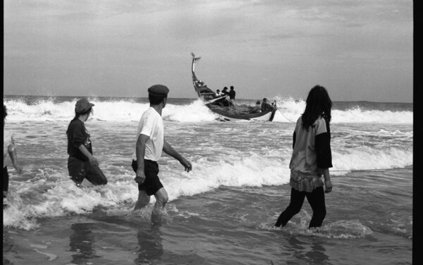 Pêche au Portugal. 1993. Un bateau se lance à l'eau pour jeter un filet qui sera ramené sur la plage à l'aide de boeufs. 1993.