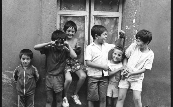 Des enfants dans un village du nord du Portugal, jouent devant mon appareil photo, 1991. Tirage noir et blanc de collection.