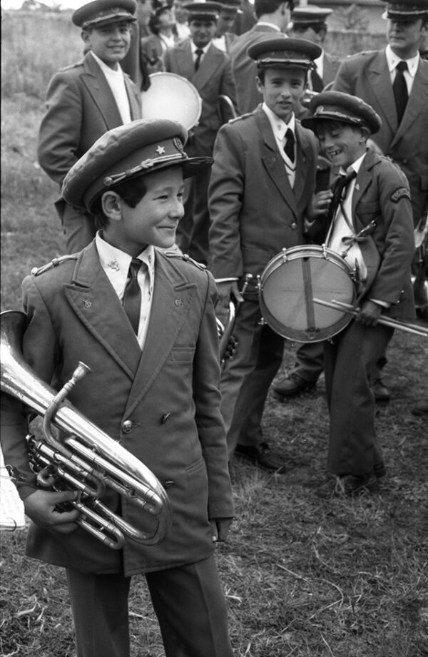 Un enfant et son instrument de musique dans une fête de village, nord du Portugal, 1993. Tirage noir et blanc de collection.