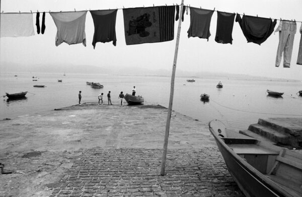 Le linge sèche sur une berge du Tage à Porto. Portugal. 1994.