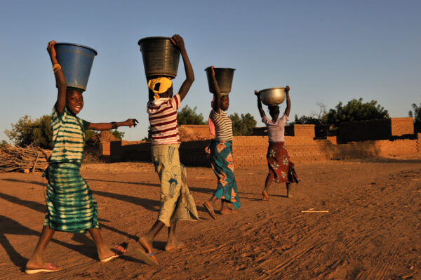 Des femmes transportent de l'eau potable dans un village du Pays Dogon. Mali. Afrique de l'ouest. 2009. Tirage sur papier Epson Mat Archival 189g, avec encres UltraChrome