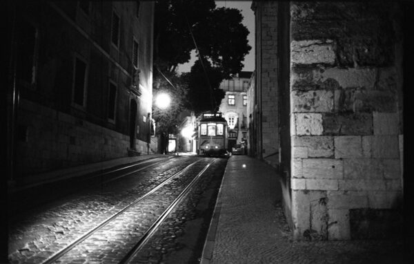 Un tramway, la nuit à Lisbonne. Portugal. 1998.
