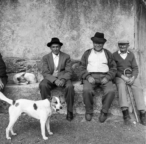 Monde agricole au Portugal. Ruralité. Des portuguais dans un village du nord-ouest du Portugal en 1994.